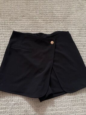 H&M black skort with gold button